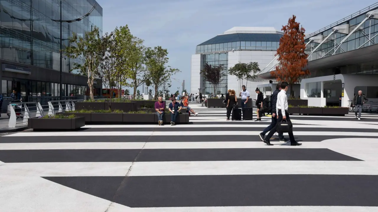 Brussels Airport Zaventem Straatmeubilair en plantenbakken