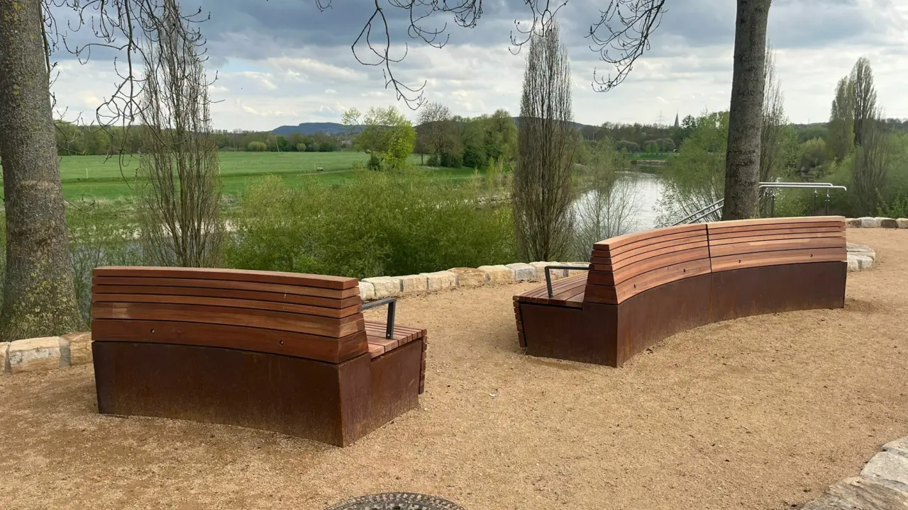 Bad Oeynhausen Aussichtspunkt Dehme Bankauflagen mit Cortenstahluntergestell 3 Grijsen Stadtmobiliar