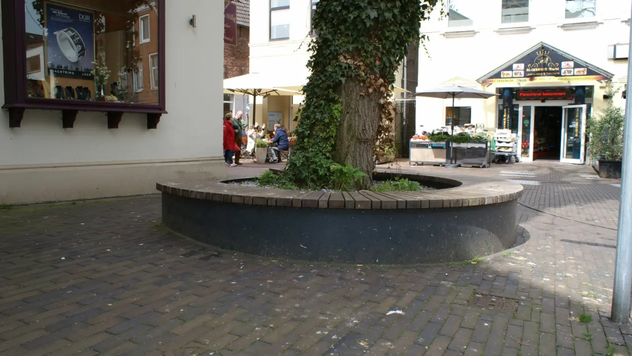 Leer Baumbänke Maßanfertigung Constructo 04 05 2023 klein Grijsen Stadtmobiliar