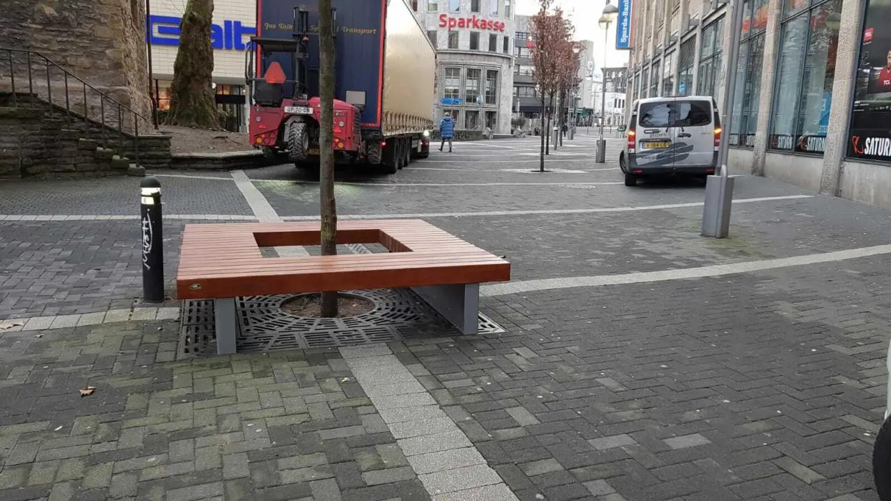 Bochum Baumbank Plane auf Baumrost Grijsen Stadtmobiliar