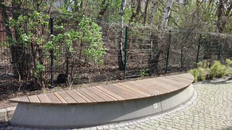 Grasblau Berlin Bankauflage Grijsen Stadtmobiliar April 2023 9