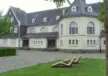ligbedden bij het historische treinstation van Bochum - Grijsen straatmeubilair