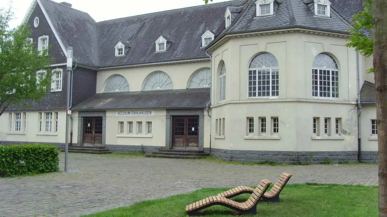 ligbedden bij het historische treinstation van Bochum - Grijsen straatmeubilair