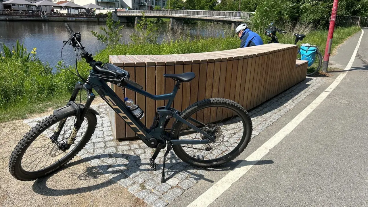 Celle Dammaschwiese Sitzbänke Sondermodelle Sommer 2 Stufenbank Holztribüne Grijsen Stadtmobiliar
