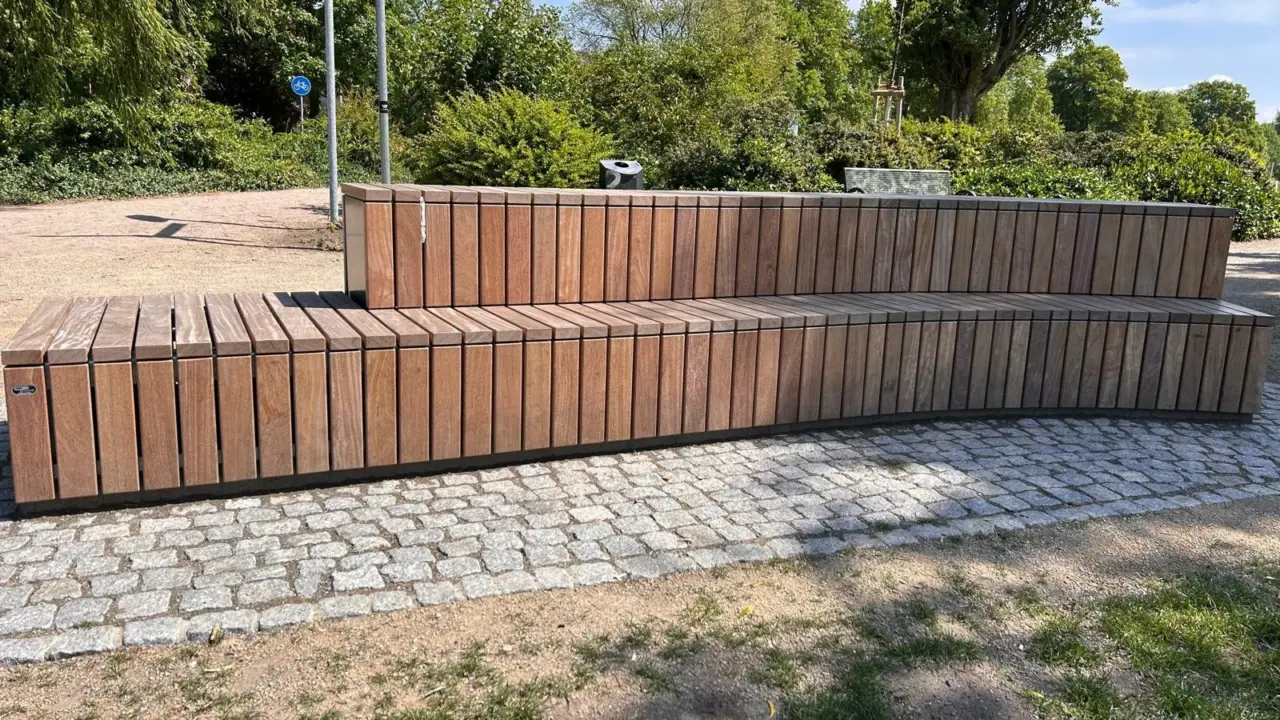 Celle Dammaschwiese Sitzbänke Stufenbank Holztribüne Sondermodelle Sommer 6 Grijsen Stadtmobiliar