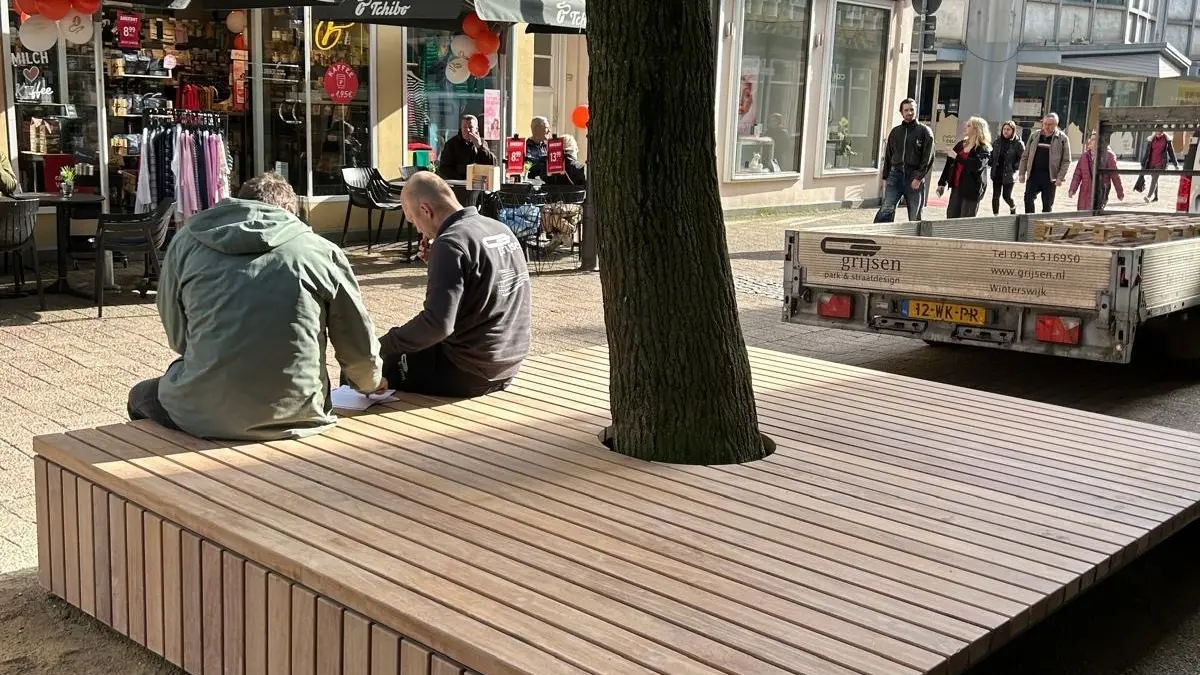 Celle Poststr Zentrum Baumpodest 2, Grijsen Stadtmobiliar