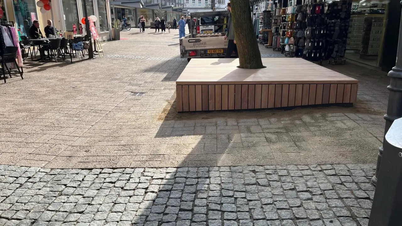 Celle Poststr Zentrum Baumpodest 6, Gijsen Stadtmobiliar