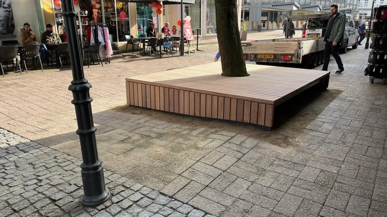 Celle Poststr Zentrum Baumpodest 7, Gijsen Stadtmobiliar
