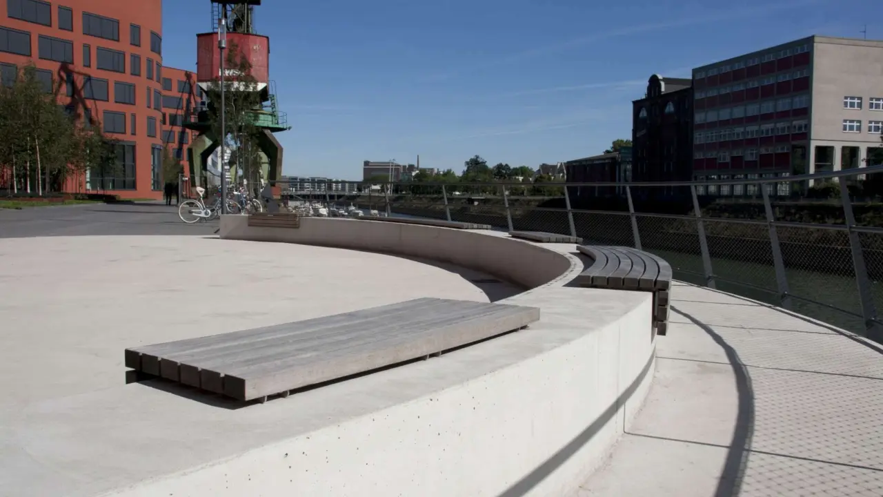 Duisburg Innenhafen radiale Bankauflage auf Beton Grijsen Stadtmobiliar
