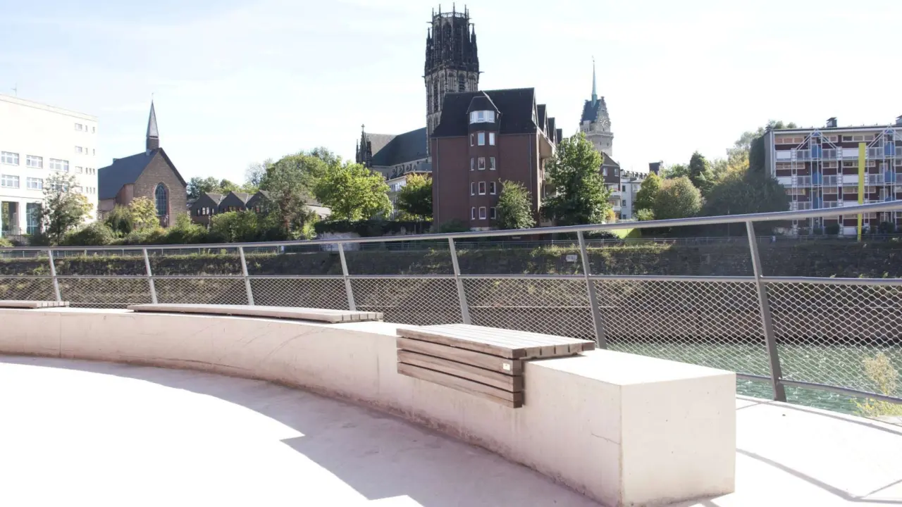 Duisburg Innenhafen radiale Bankauflage auf Beton 3 Grijsen Stadtmobiliar