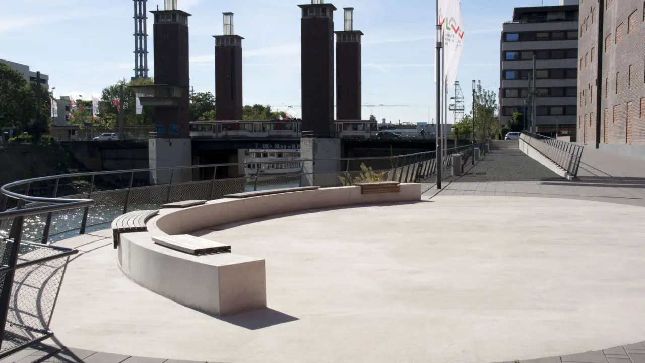 Duisburg Innenhafen radiale Bankauflage auf Beton 4 Grijsen Stadtmobiliar