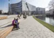 Duesseldorf Koe-Bogen Bankauflagen Grijsen Stadtmibiliar am Wasser