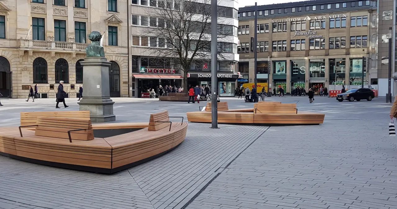 Duesseldorf Koe-Bogen Dreiecksbank Grijsen Stadtmobiliar