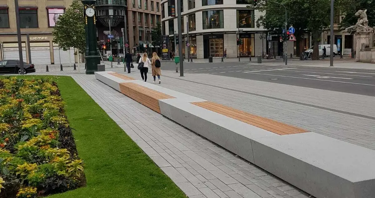 Duesseldorf Koe-Bogen Corneliusplatz Schalenbrunnen 1 Bankauflagen Grijsen Stadtmibiliar