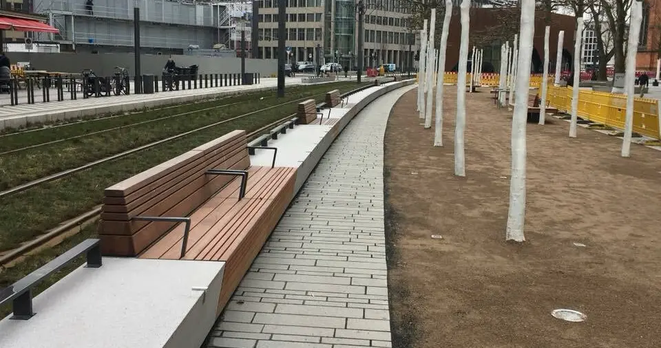 Duesseldorf Koe-Bogen Bankauflage Koenigsallee 1 Grijsen Stadtmobiliar
