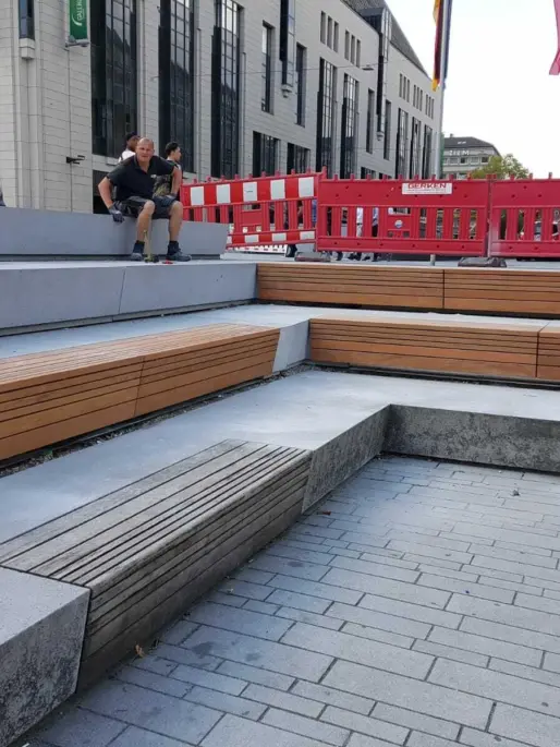 Dusseldorf 3 Holzauflagen auf Betonstrufen  Grijsen Stadtmobiliar