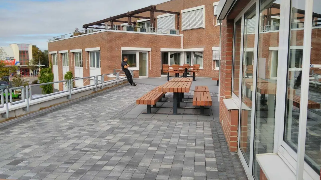 Erftstadt Dakterras Ingenieursbureau Plane Stammtisch picknicksets Sondermodell 8 Grijsen Stadtmobiliar