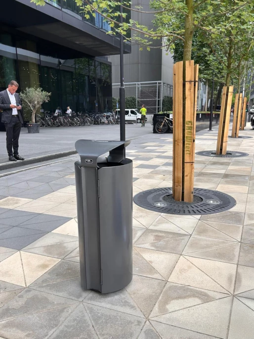 Frankfurt Four Stadtplatz Abfallbehälter Außenbereich Constructro 102 2 Grijsen Stadtmobiliar
