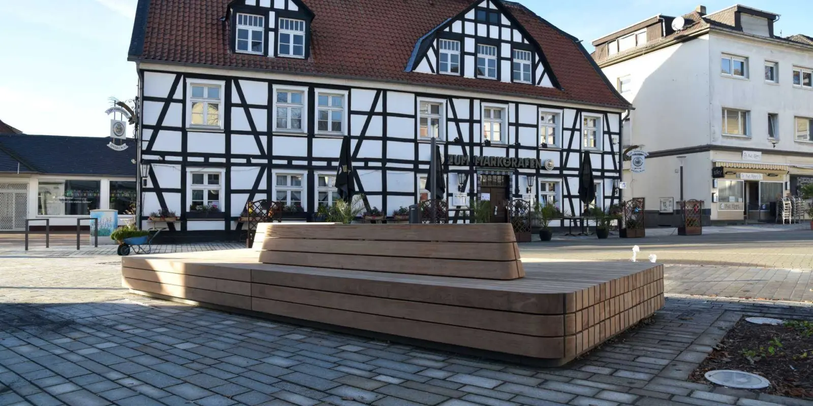 Plane Solid straatmeubilair op marktplein in Fröndenberg