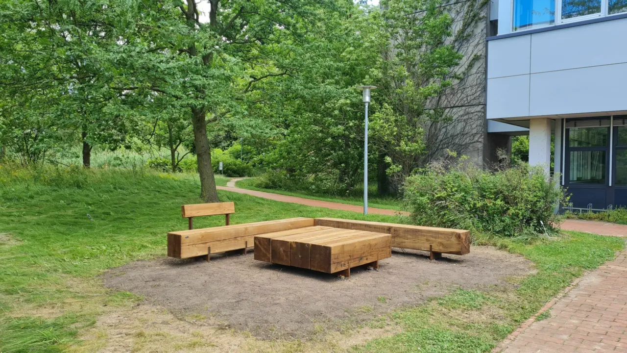 Göttingen Uni Pure mit und ohne Rückenlehne und großer Hocker 3 klein Parkbank Grijsen Stadtmobiliar