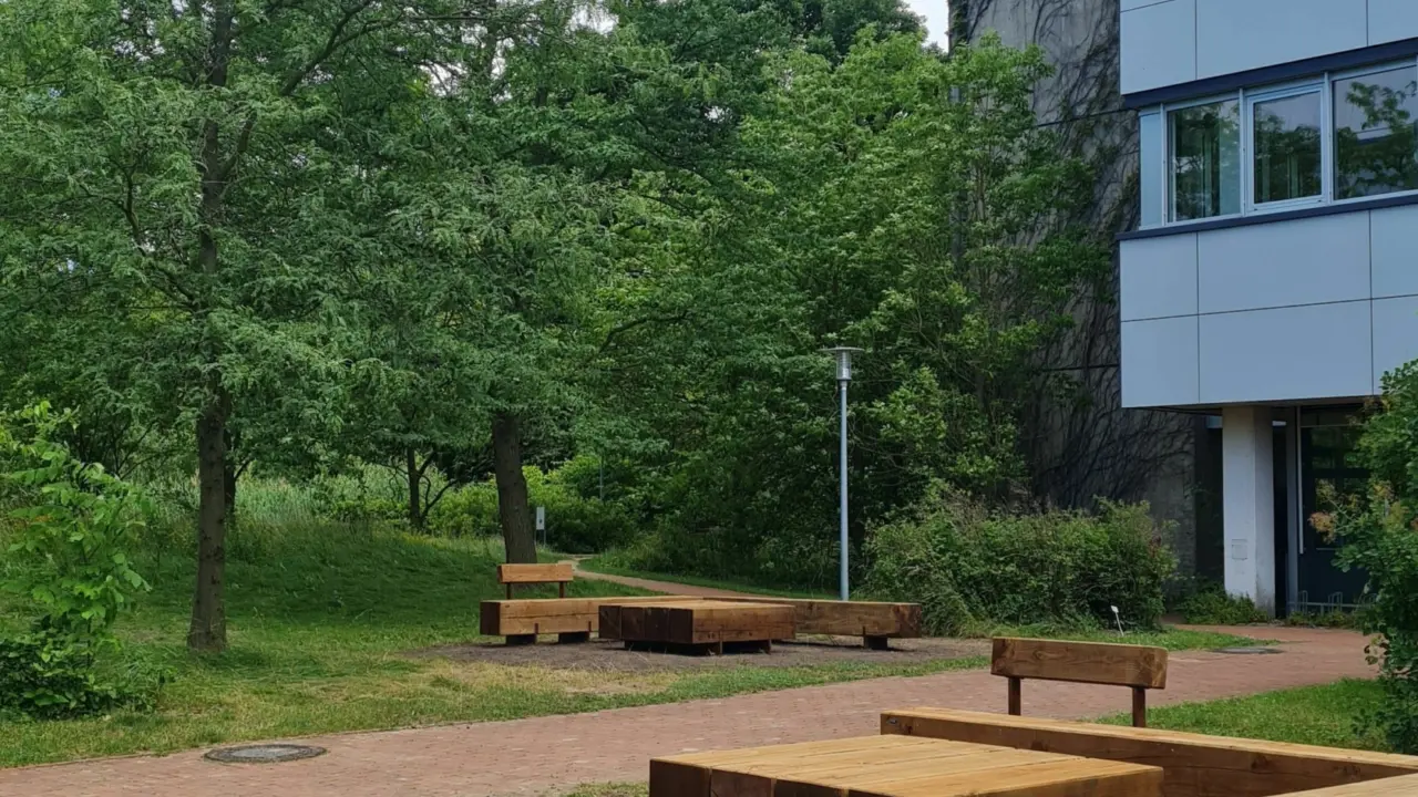 Göttingen Uni Pure mit und ohne Rückenlehne und großer Hocker klein Parkbank Grijsen Stadtmobiliar
