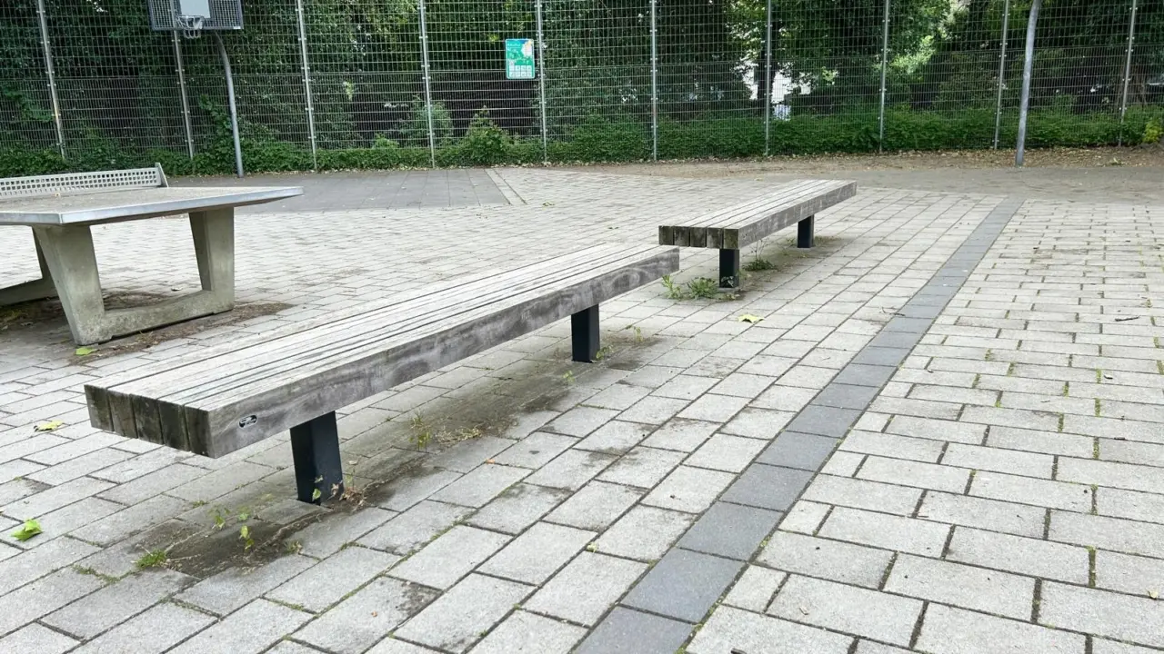 Gütersloh Gymnasium Plane Einzelsitz ohne Rückenlehne Grijsen Stadtmobiliar Parkbank