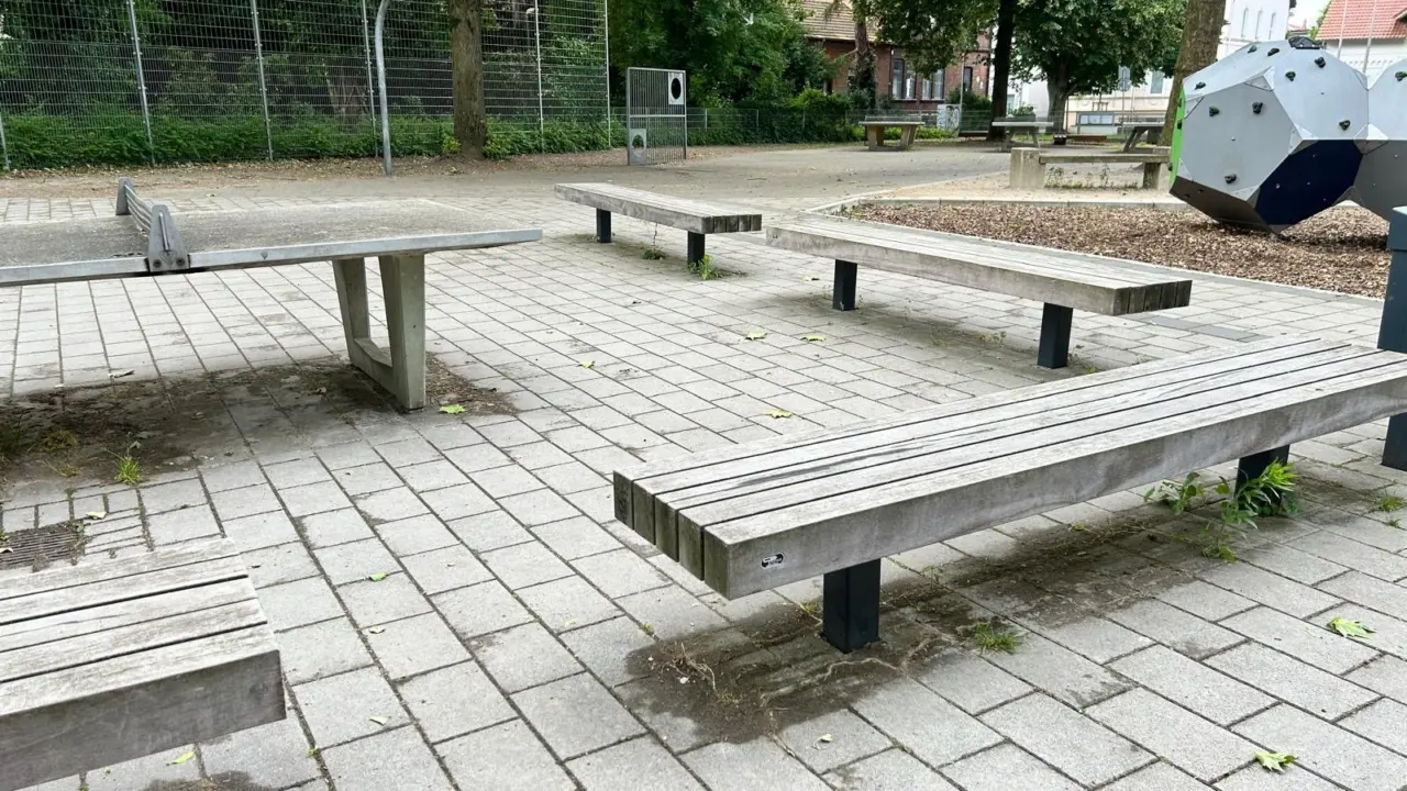 Gütersloh Gymnasium Plane Einzelsitz ohne Rückenlehne Grijsen2 Stadtmobiliar Parkbank