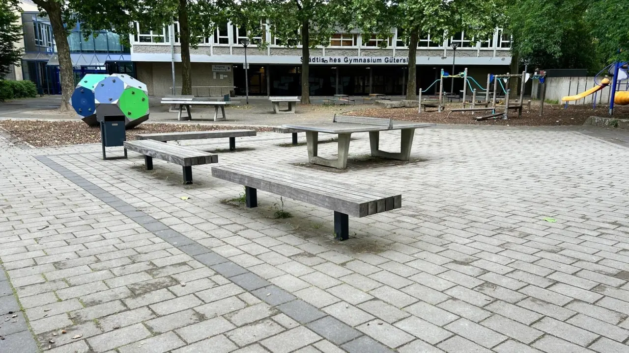 Gütersloh Gymnasium Plane Einzelsitz ohne Rückenlehne Grijsen3 Stadtmobiliar