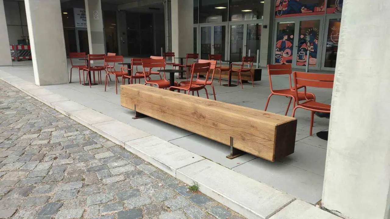 PURE Einzelsitz BV Brammibals Donuts Grijsen Stadtmobiliar Parkbank