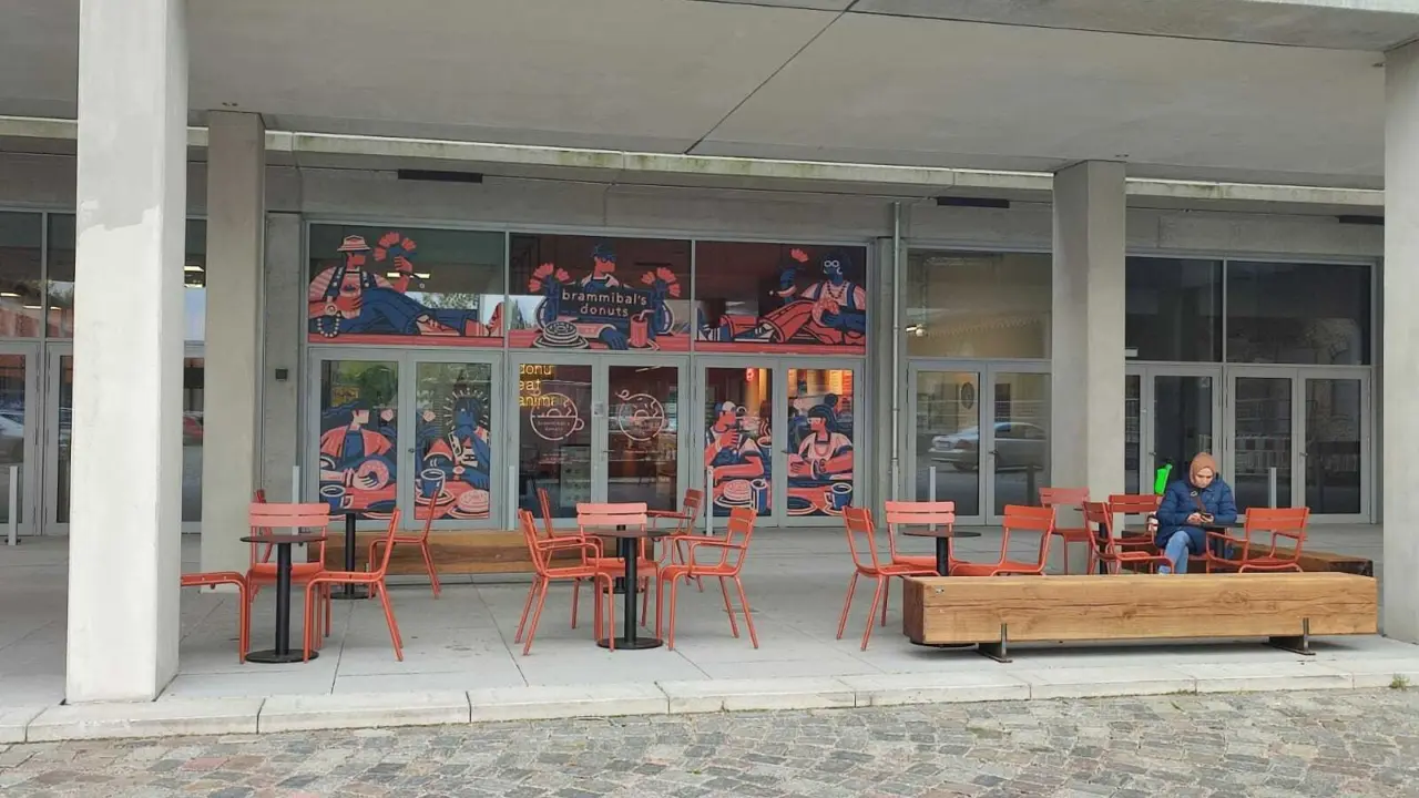 PURE Einzelsitz BV Brammibals Donuts 1 Hamburg Grijsen Stadtmobiliar Parkbank