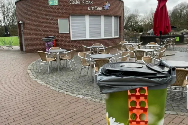 Hamm Maximilianspark Pfandbügel an Mülleimer Außenbereich Grijsen Stadtmobiliar