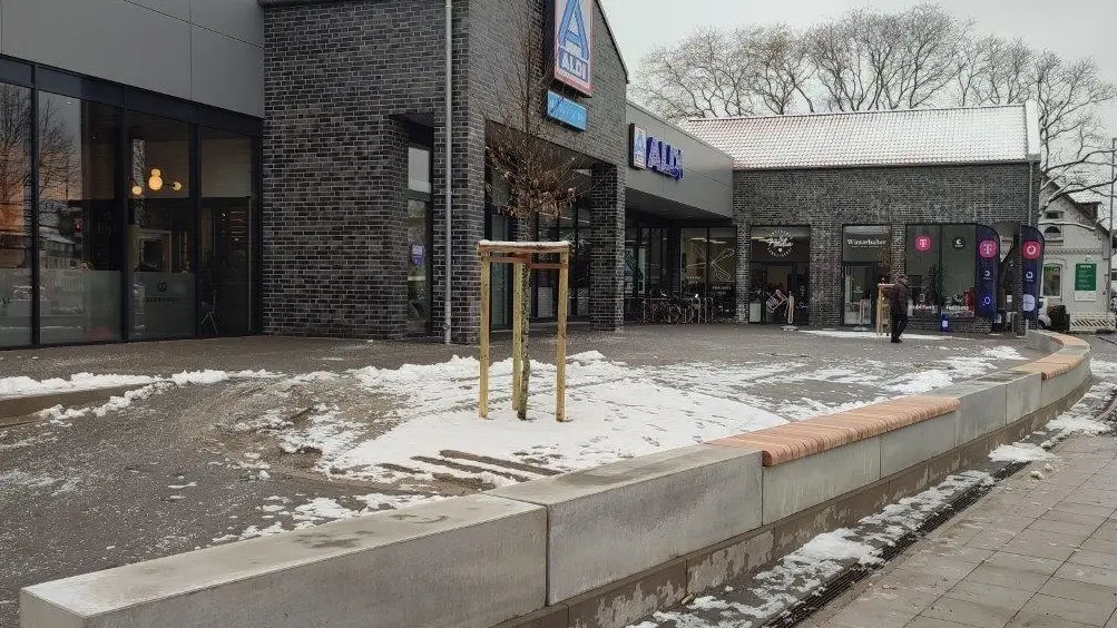 Hannover Aldi Einkaufscentrum Grid Elelemente Betonfertigteil mit Holzauflage 12 Grijsen Stadtmobiliar