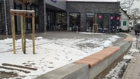Hannover Aldi Einkaufscentrum Grid Elelemente Betonfertigteil mit Holzauflage 2 Grijsen Stadtmobiliar