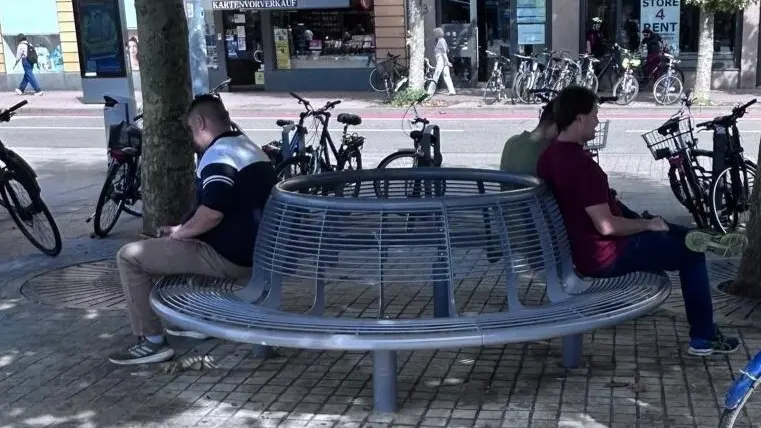 Baumbank Cruzado mit Rückenlehne Grijsen Park und Stadtmobiliar