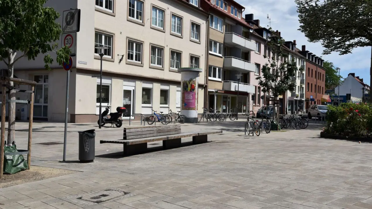 Plane Doppelsitz mit Rückenlehne und Antiskaterschutz Grijsen Stadtmobiiar Hildesheim 2
