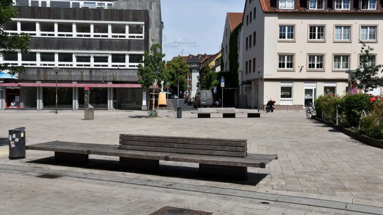 Parkbank Plane Doppelsitz mit Rückenlehne und Antiskaterschutz Grijsen Stadtmobiliar Hildesheim 3