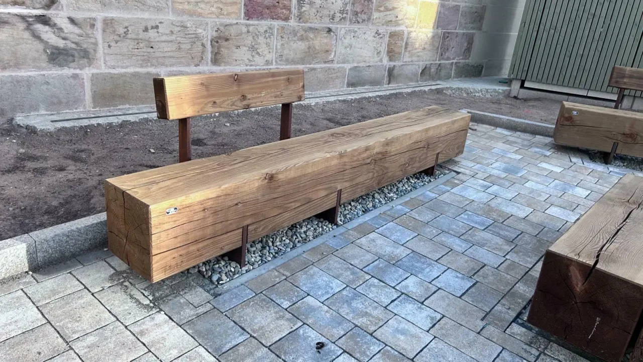 Kalchreut Pure Bank Podest Hocker Rückenlehne Corten 1 Grijsen Stadtmobiliar