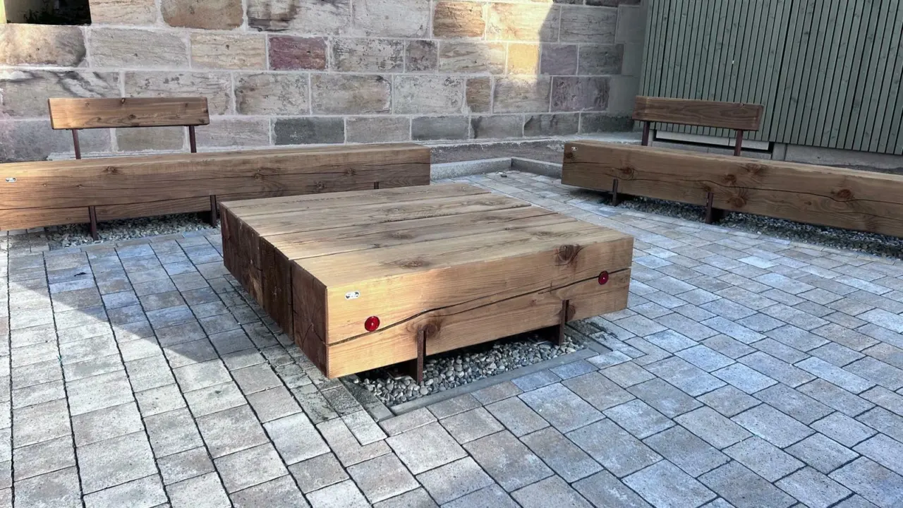 Kalchreut Pure Bank Podest Hocker Rückenlehne Corten 3 Grijsen Stadtmobiliar