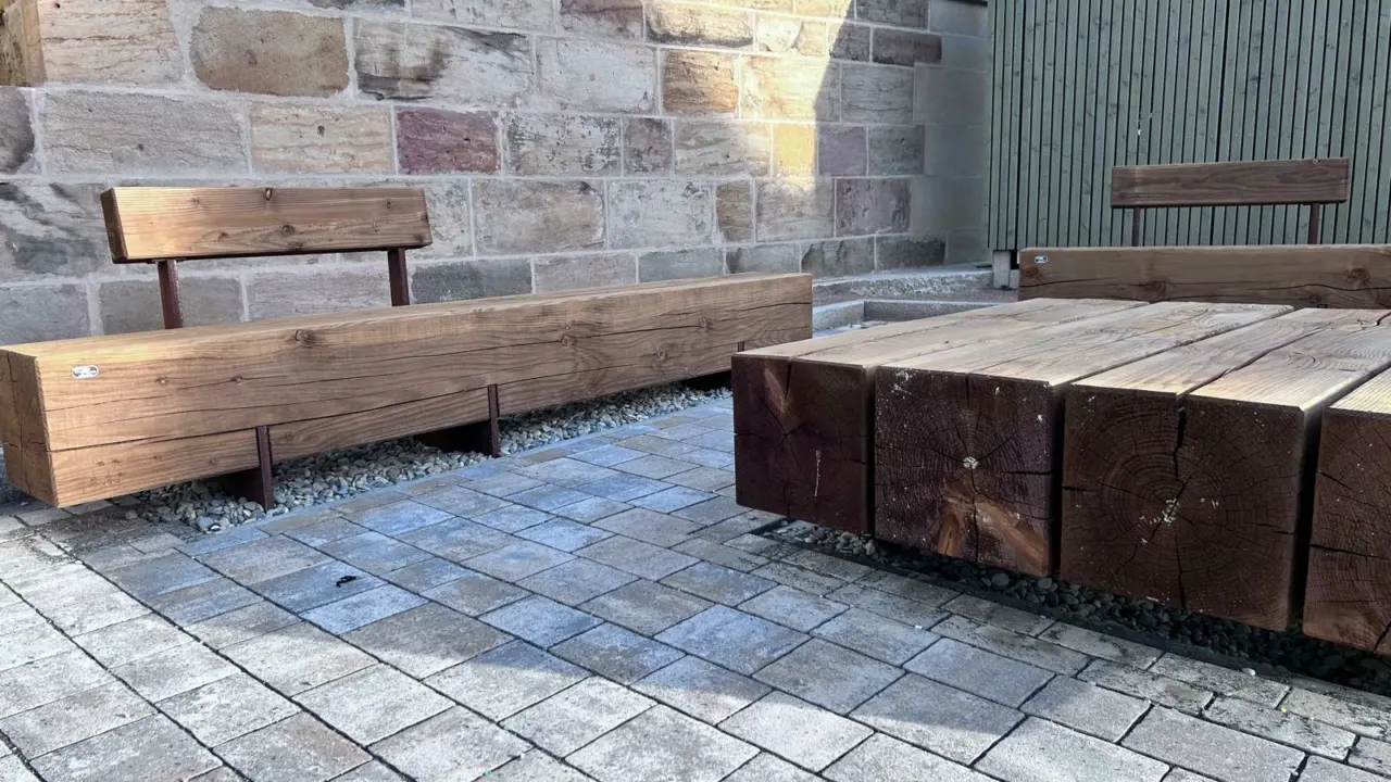 Kalchreut Pure Bank Podest Hocker Rückenlehne Corten 4 Grijsen Stadtmobiliar