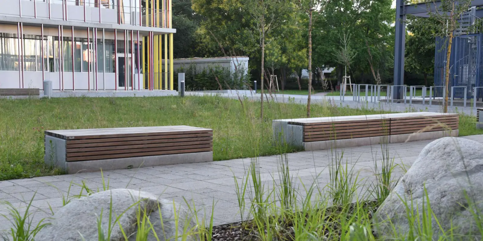 Karlsruhe Element Jakobusschule Lounge elemente 15 Betonfertigteil mit Holzauflage Grijsen Stadtmobiliar
