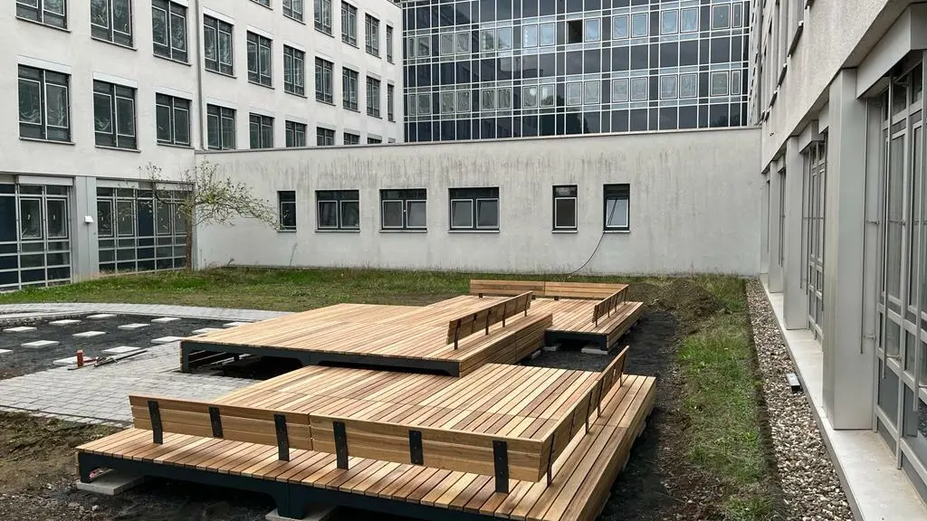Köln Aachener Schule Podeste Blocks mit Rückenlehne Grijsen Stadtmobiliar