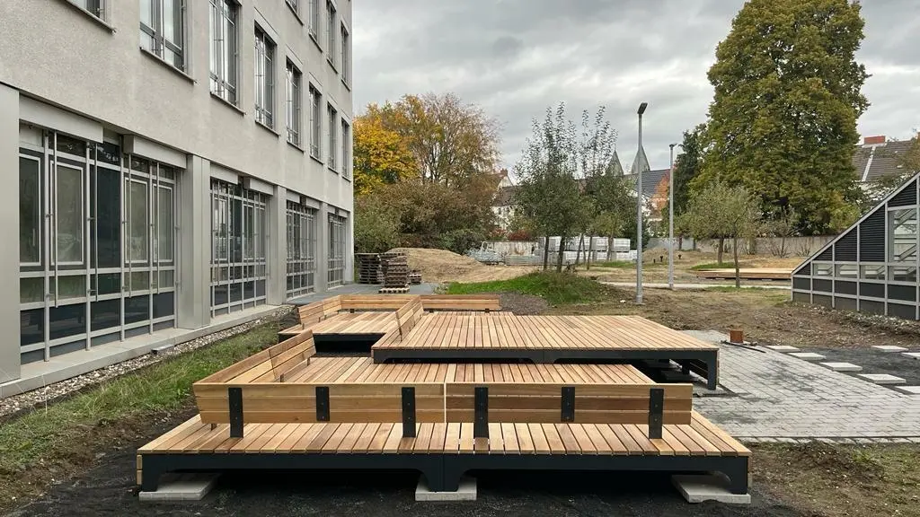 Köln Aachener Schule Podeste Blocks mit Rückenlehne Grijsen Stadtmobiliar