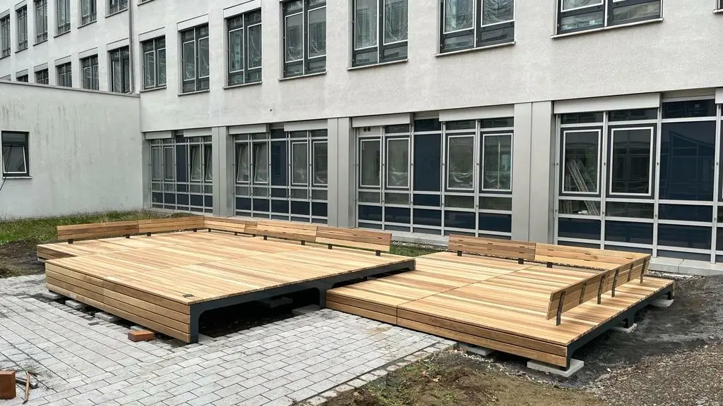 Köln Aachener Schule Podeste Blocks mit Rückenlehne 5 Grijsen Stadtmobiliar
