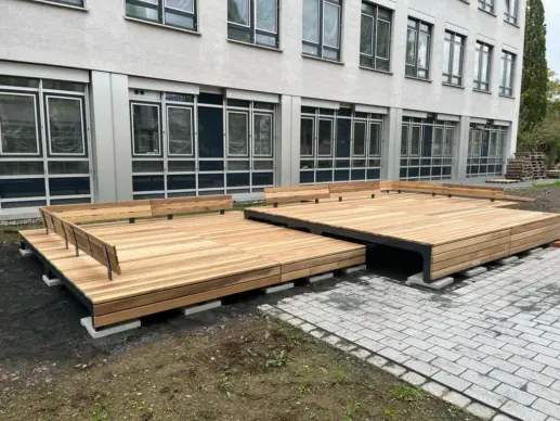 Köln Aachener Schule Podeste Blocks mit Rückenlehne 3 Grijsen Stadtmobiliar