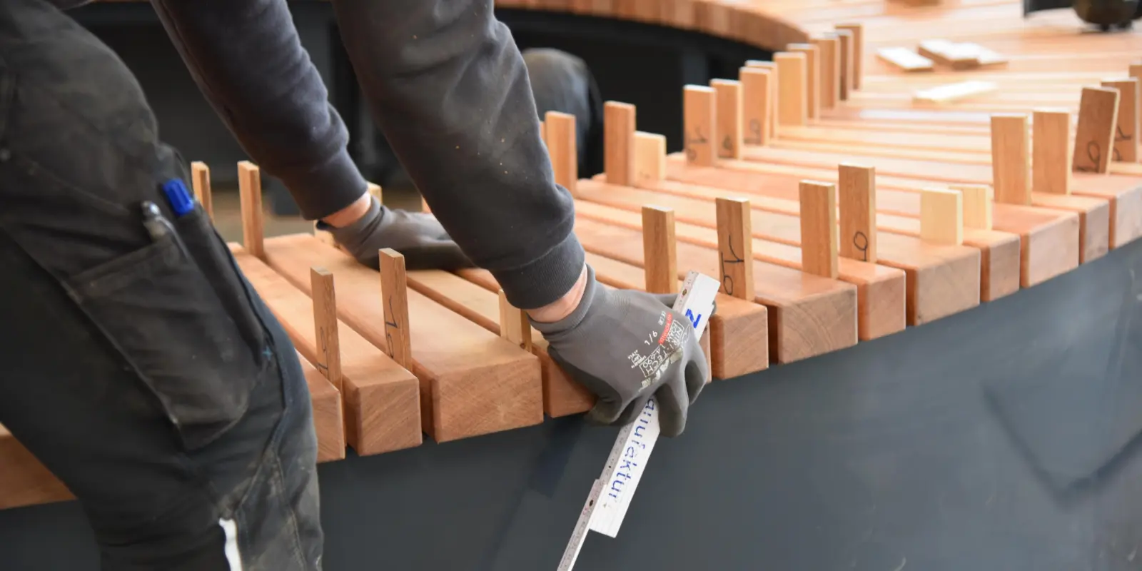 Leer Boombanken van staal en hout Grijsen Park Straatdesign straatmeubilair 5
