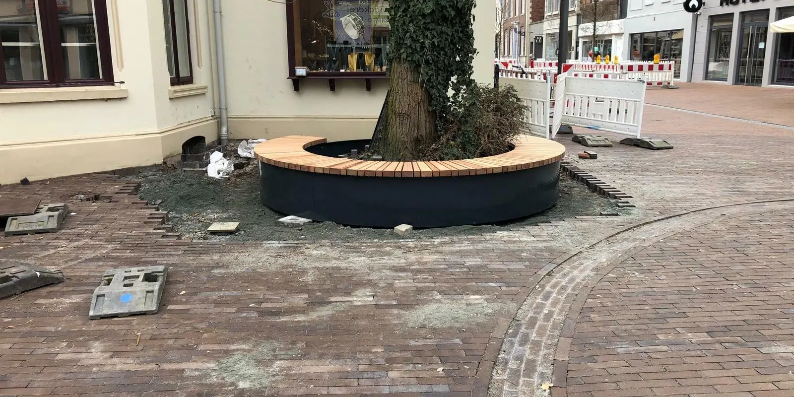 Leer Boombanken van staal en hout Grijsen Park Straatdesign straatmeubilair 7