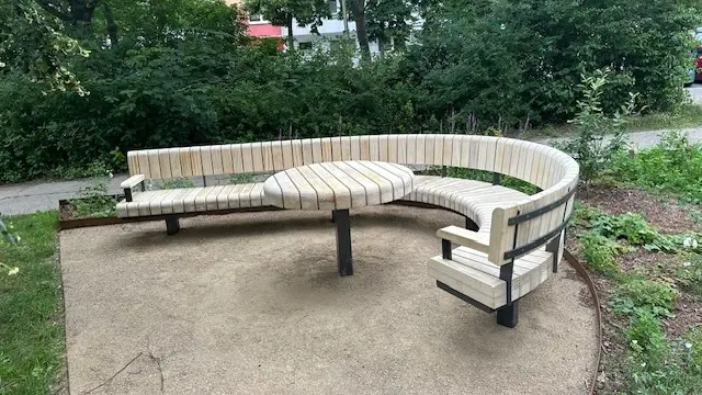 Leipzig Dölziger Weg Bänke Tisch und Stuhl Accoya 1 Rundbank mit Rückenlehne und Armlehne Grijsen Stadtmobiliar