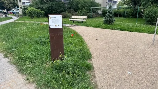 Leipzig Dölziger Weg Bänke Tisch und Stuhl Accoya 2 Parkbänke Grijsen Stadtmobiliar