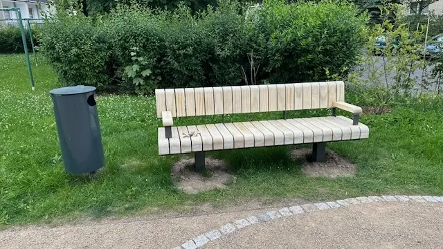Leipzig Dölziger Weg Parkbank Bänke Tisch und Stuhl Accoya 3 Grijsen Stadtmobiliar