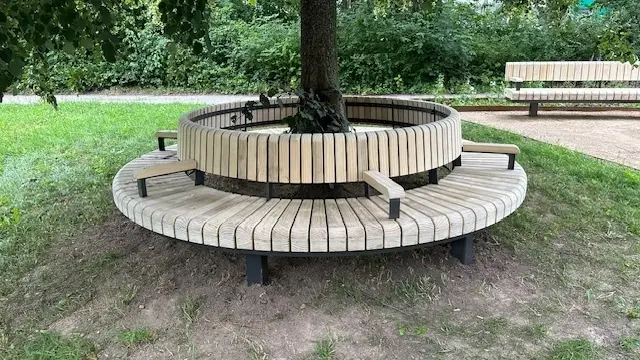 Leipzig Dölziger Weg Bänke Tisch und Stuhl Accoya 6 Baumbank mit Rückenlehne und Armlehne Grijsen Stadtmobiliar